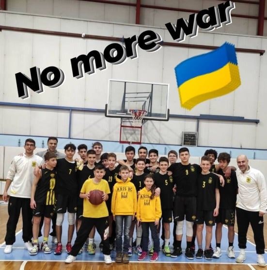 No More War: Η Ακαδημία Μπάσκετ του ΑΡΗ «αγκάλιασε» τον Ανδρέ και την Αλίσσα