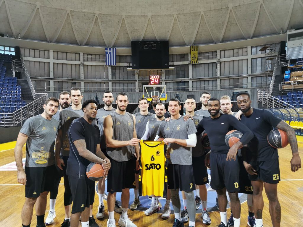 Η θρυλική φανέλα του ΑΡΗ στο «Nick Galis Hall» (PICS)