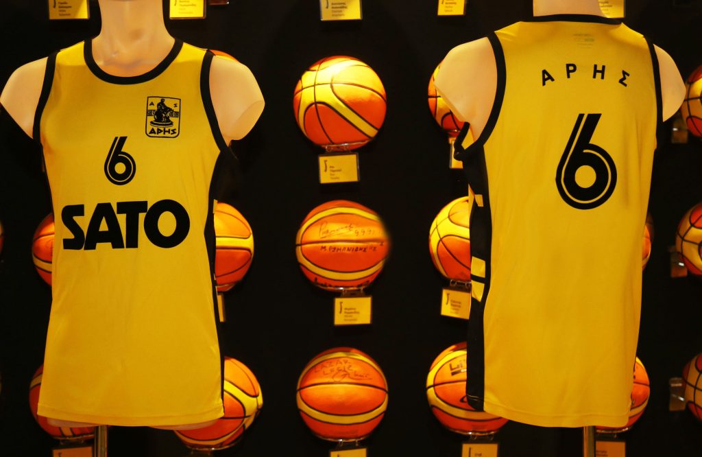 50 θρυλικές φανέλες του Αυτοκράτορα για τους μικρούς φίλους του ΑΡΗ