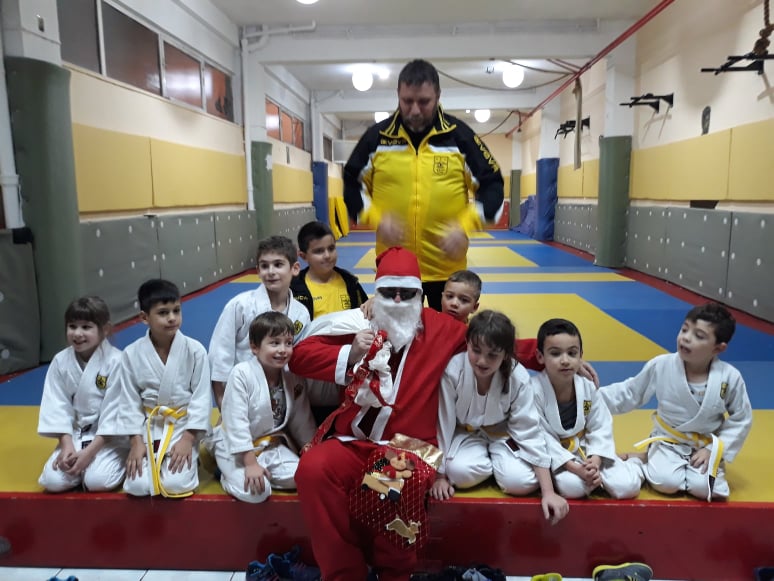 Δώρα και ευχές στην Ακαδημία Τζούντο του ΑΡΗ (photos)