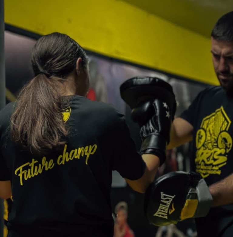 Kick Boxing: Τιμά την Ημέρα της Γυναίκας με μάθημα αυτοάμυνας