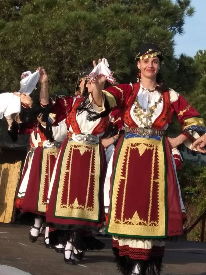 Το τμήμα παραδοσιακών χορών στην "Ανθοκομική Έκθεση Καλαμαριάς 2018''