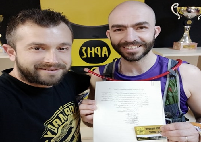 Ο μαχητής της ζωής Νίκος Λαμπρούλης πήρε το πρώτο αντίγραφο καταστατικού με την εγγραφή του στον Α.Σ. ΑΡΗΣ