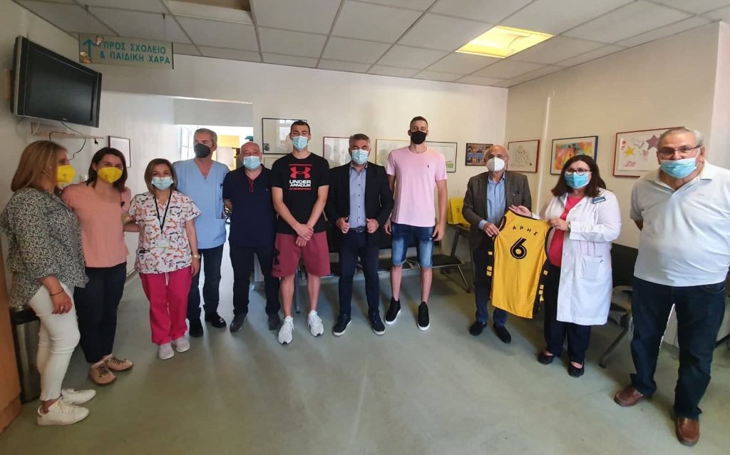 Η «νουβέλ βαγκ» του ΑΡΗ πρόσφερε 60 φανέλες του Αυτοκράτορα σε παιδιά με καρκίνο