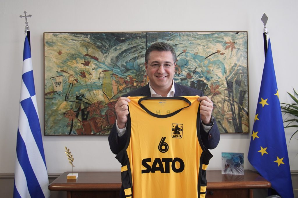 Ο Απόστολος Τζιτζικώστας προμηθεύτηκε τη θρυλική φανέλα του Αυτοκράτορα